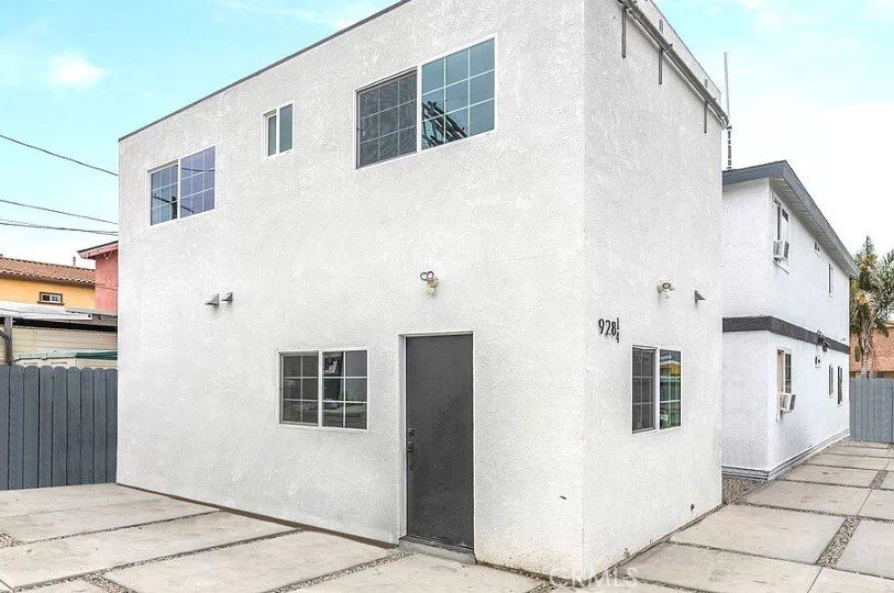 928 E 57th 1/4 Property Photo 1