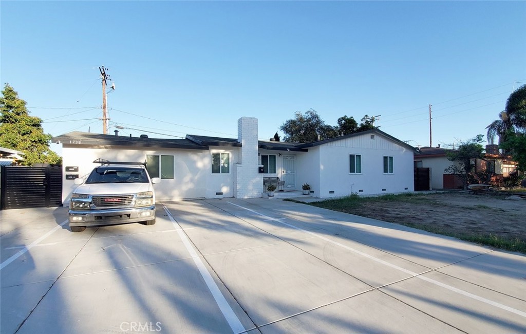 1738 Varna S Property Photo 4