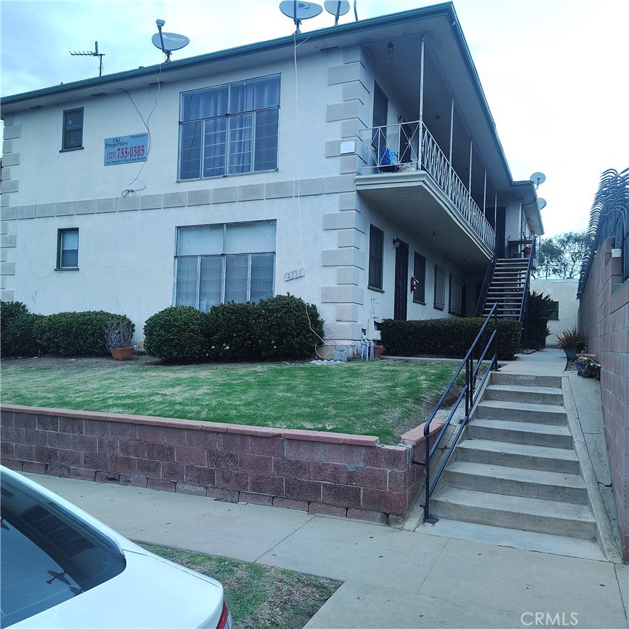 2339 W Imperial Property Photo 1