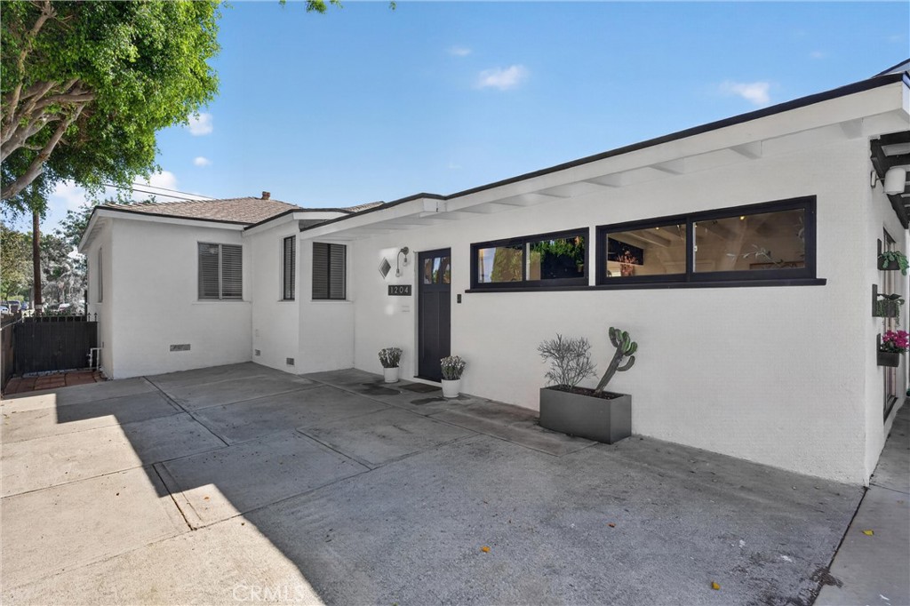 1204 E Poinsettia Property Photo 2