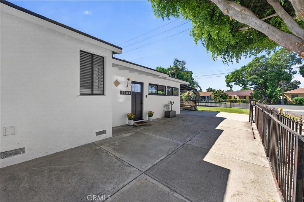 1204 E Poinsettia Property Photo 6