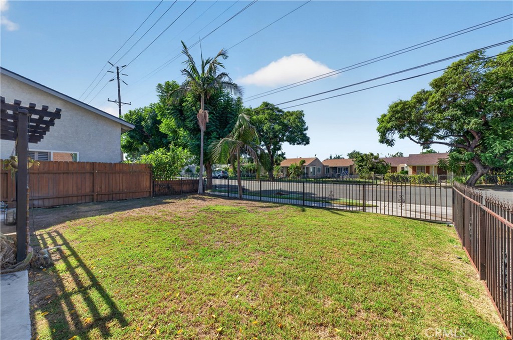 1204 E Poinsettia Property Photo 36