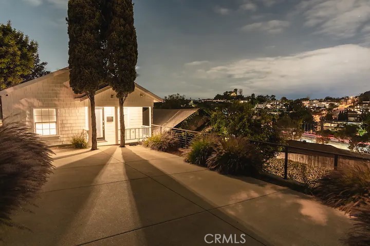 2142 Fargo Street Property Photo 2