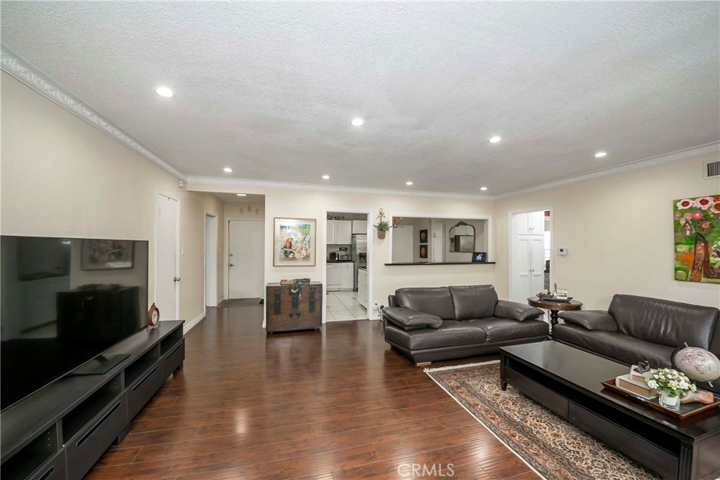1037 W Ash Property Photo 3