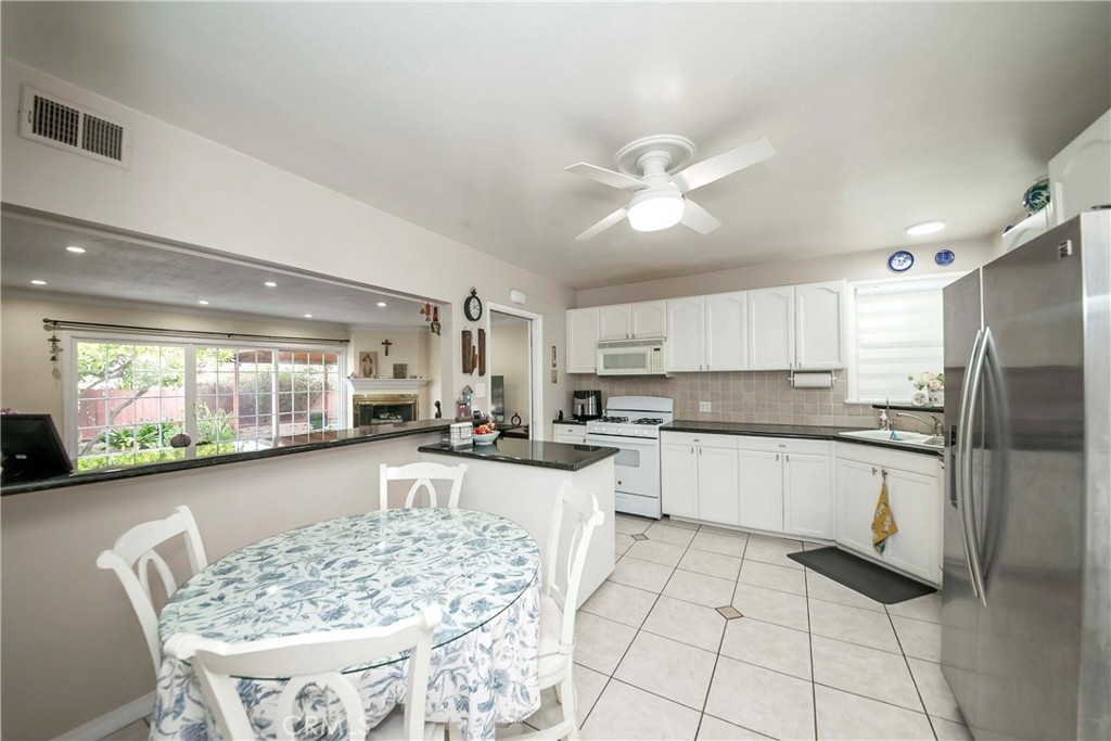 1037 W Ash Property Photo 6