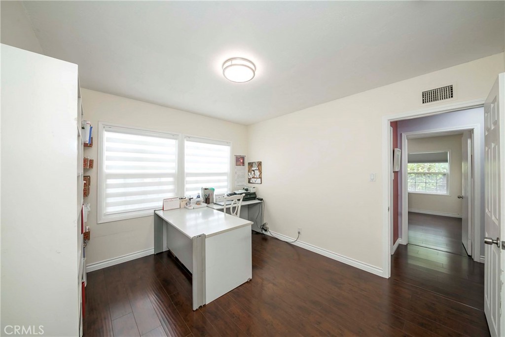 1037 W Ash Property Photo 13