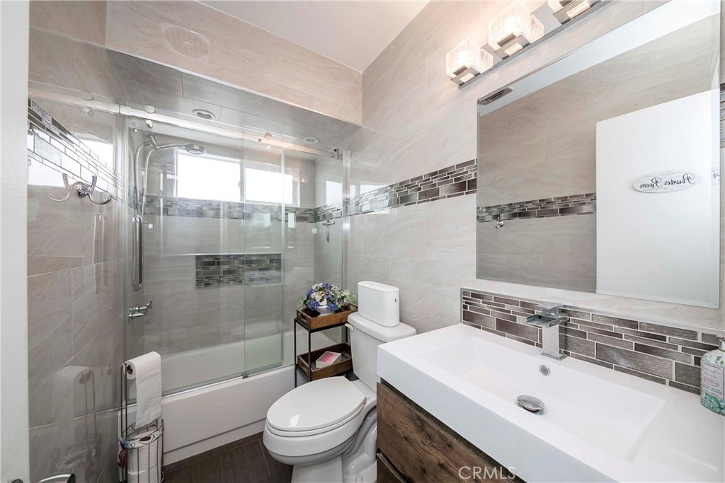 1037 W Ash Property Photo 16