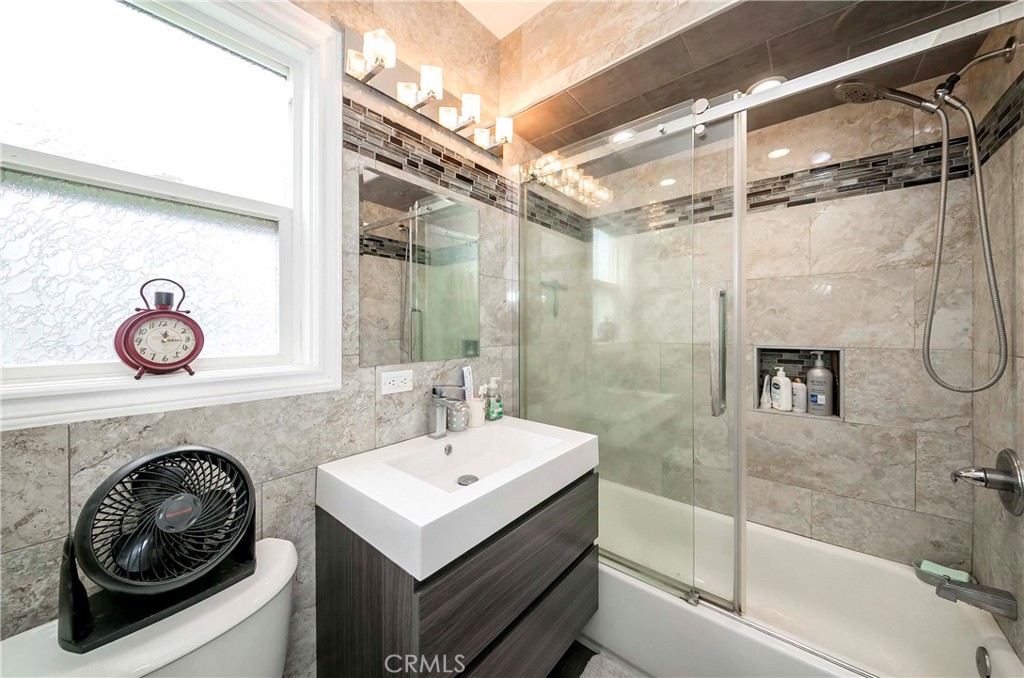 1037 W Ash Property Photo 17