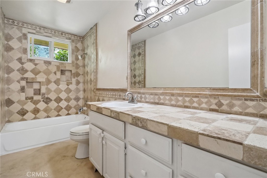 12312 Newport Property Photo 13
