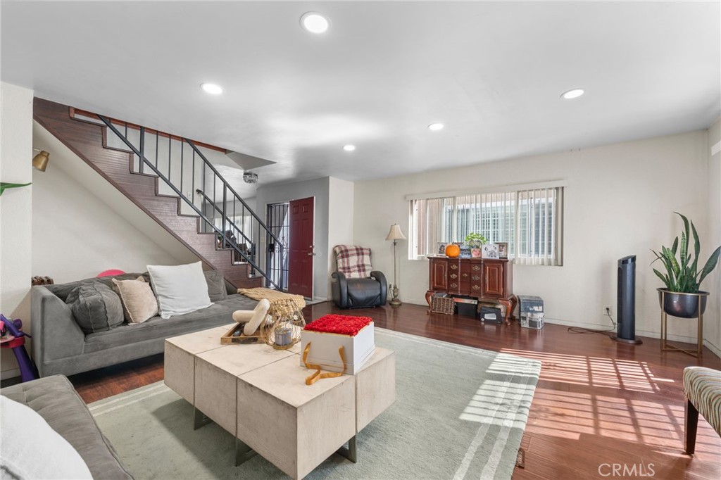 2526 E Van Buren Property Photo 3
