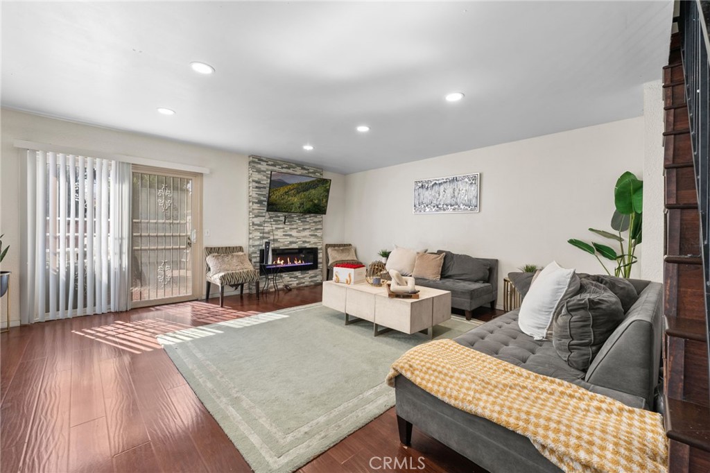 2526 E Van Buren Property Photo 4
