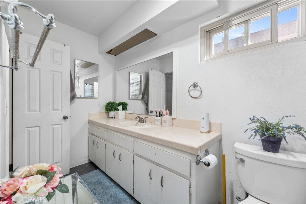 2526 E Van Buren Property Photo 8