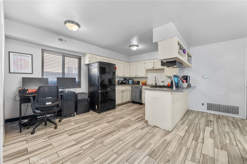 2526 E Van Buren Property Photo 13