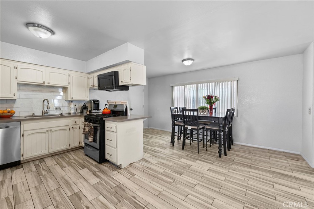 2526 E Van Buren Property Photo 15