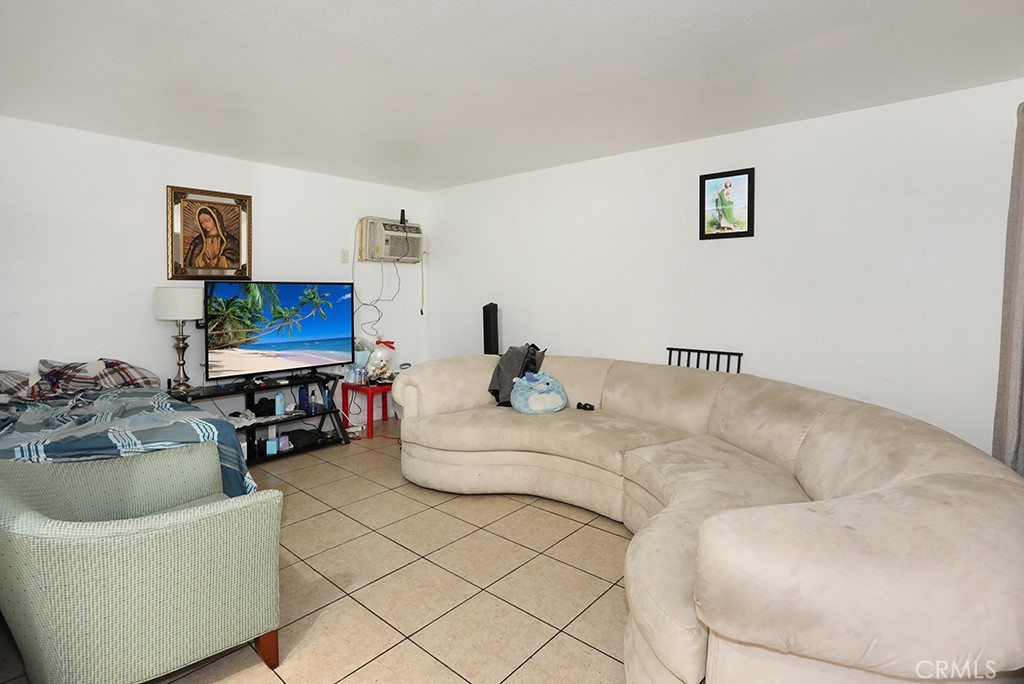 1272 E Mcfadden Property Photo 4