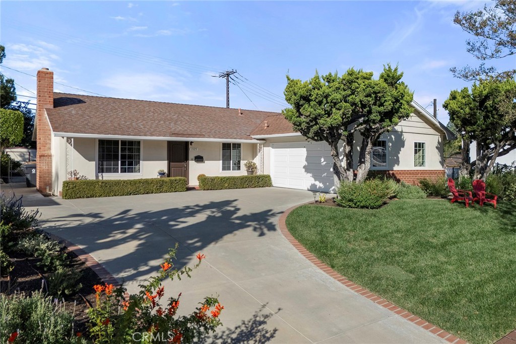 1525 Rolling Hills Drive Property Photo 1