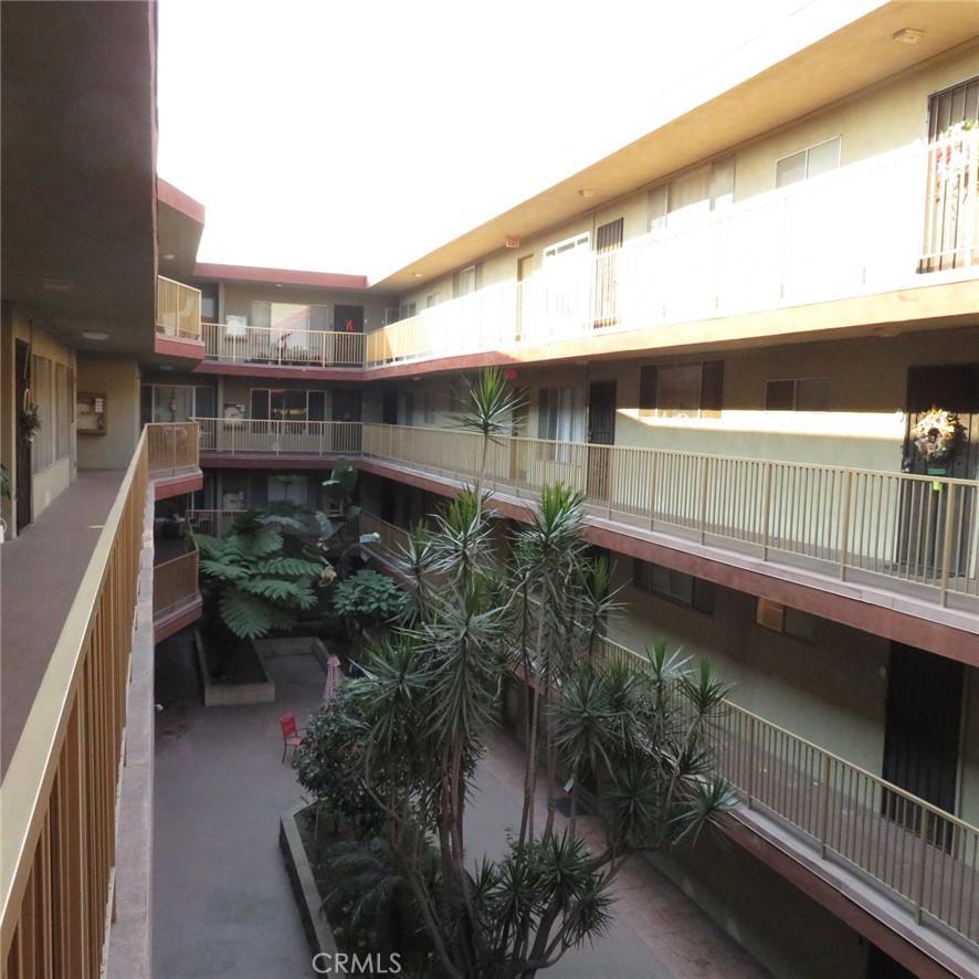545 Chestnut Avenue 304 Property Photo 3