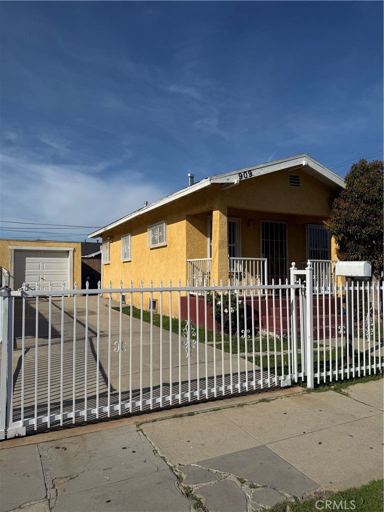 909 W Denni Street Property Photo 2