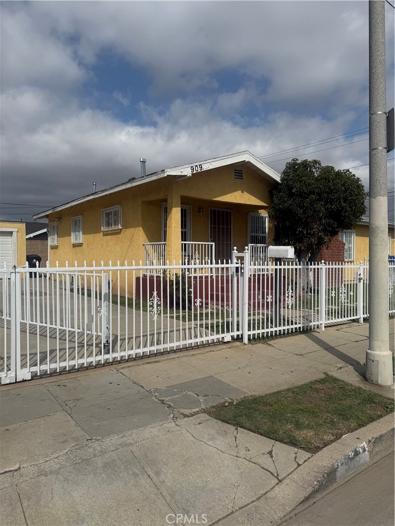 909 W Denni Street Property Photo 7