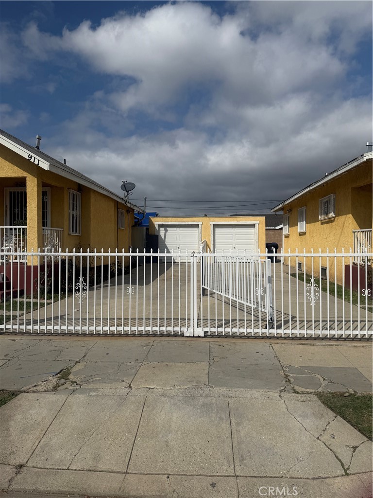 909 W Denni Street Property Photo 9