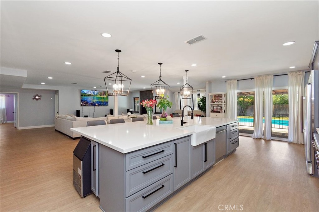 2105 Oxford Avenue Property Photo 1