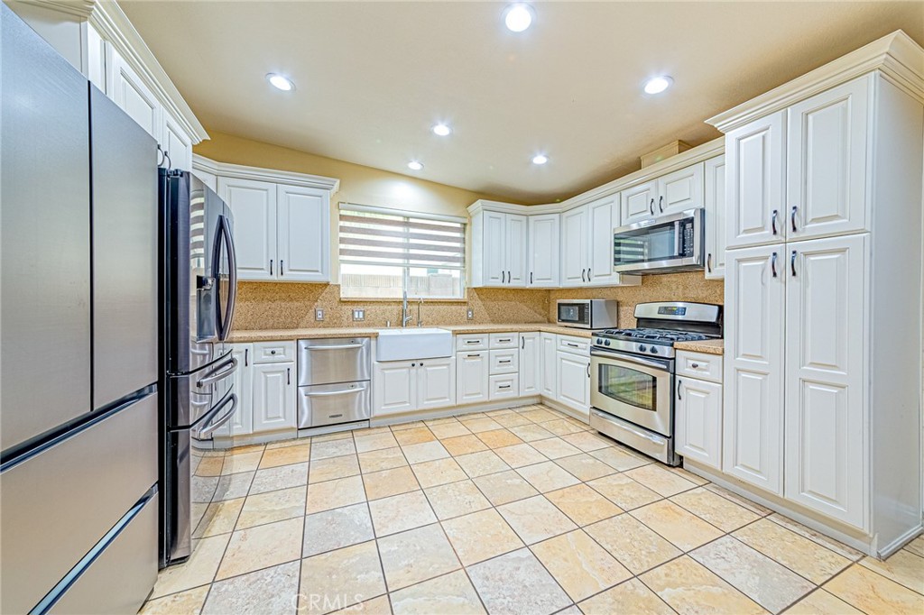 12256 Lesley Street Property Photo 4