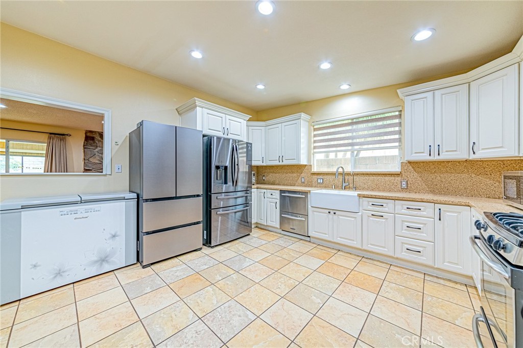 12256 Lesley Street Property Photo 5