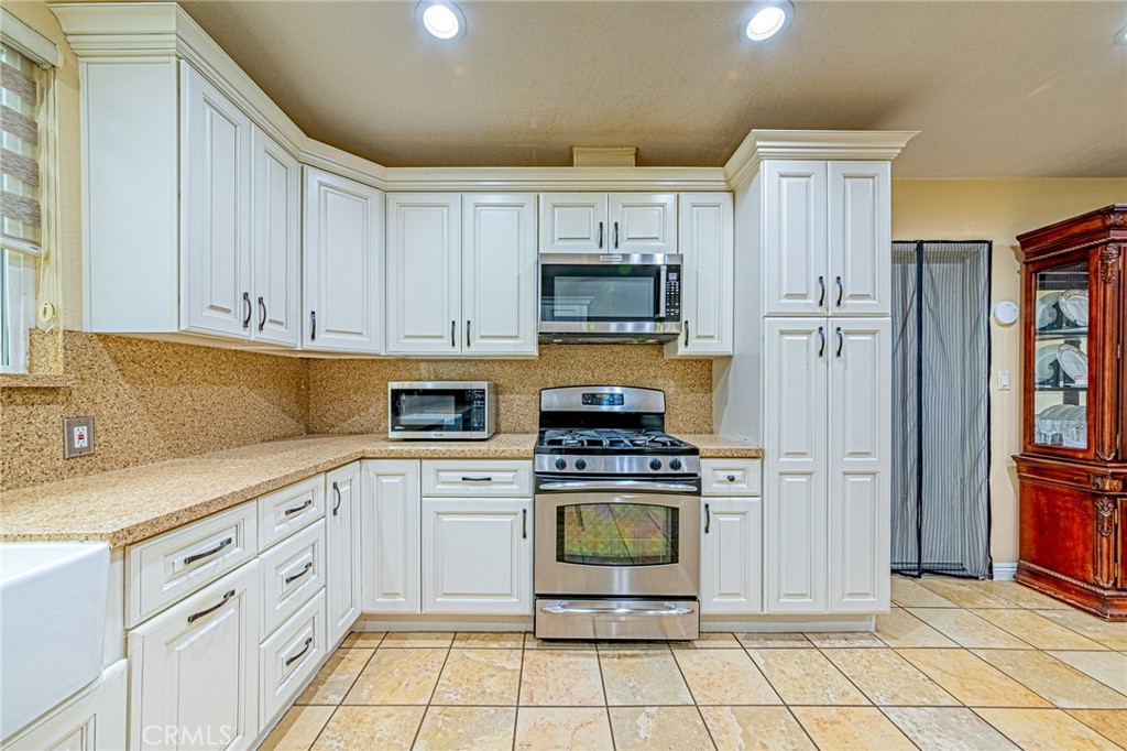 12256 Lesley Street Property Photo 7