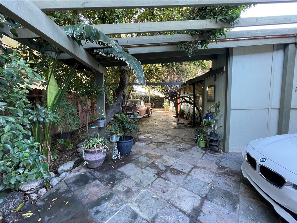 5221 Satsuma Property Photo 4
