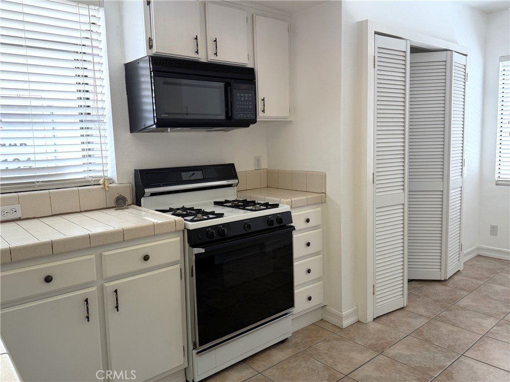 9906 Owensmouth 12 Property Photo 6