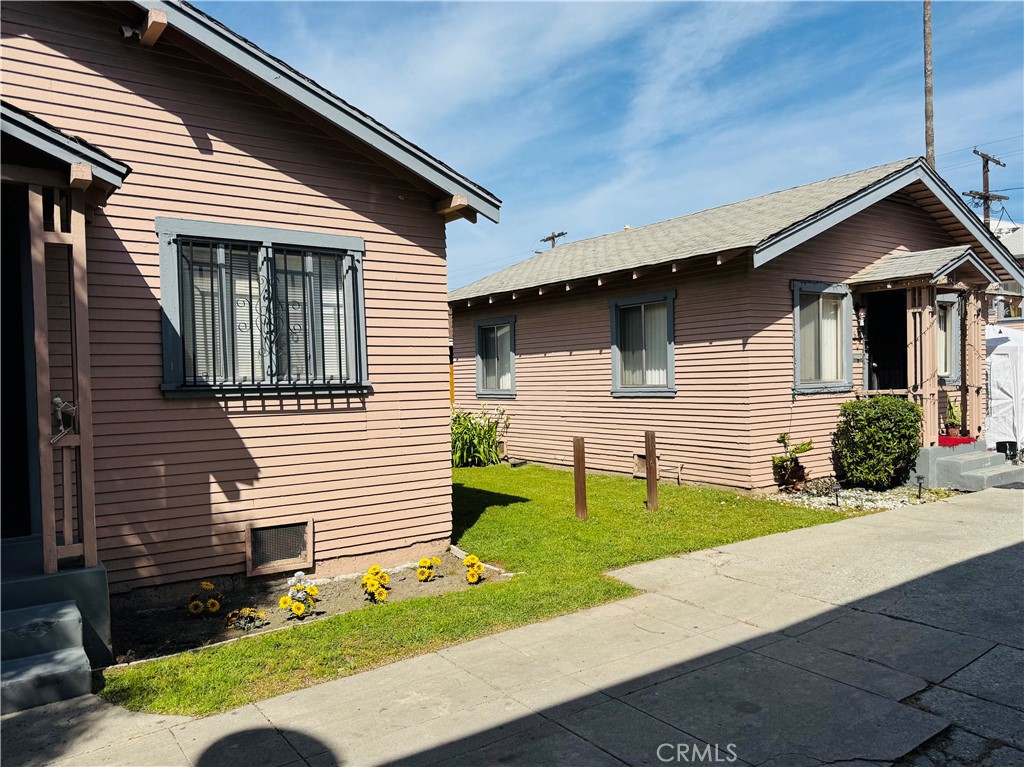 613 W 80th Property Photo 3