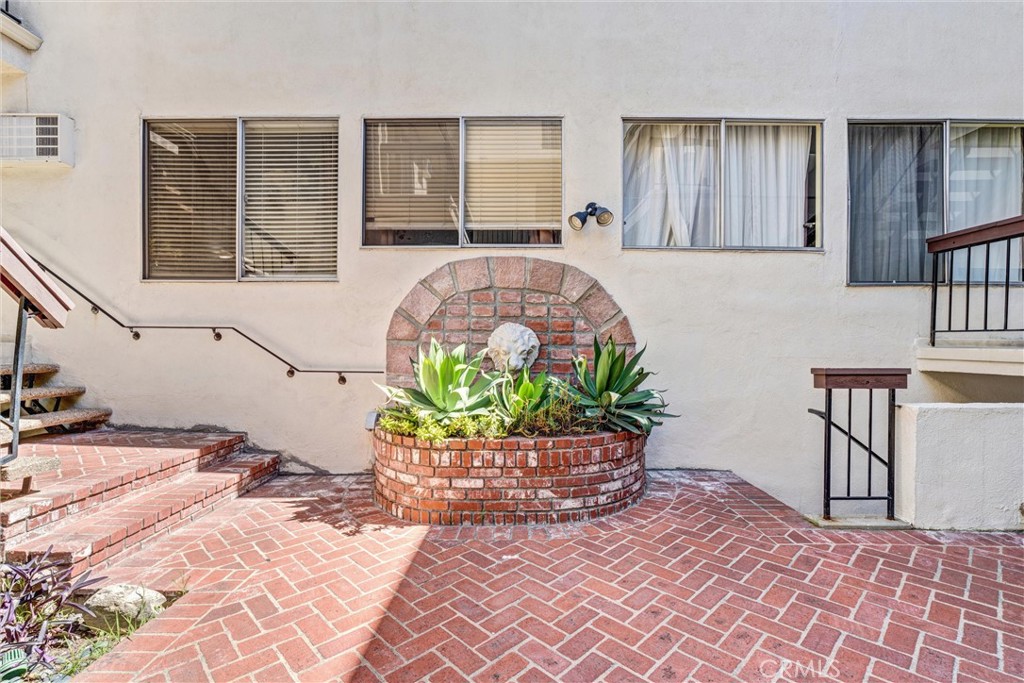 1840 Camden 202 Property Photo 4