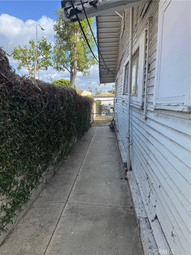 5077 Huntington N Property Photo 4