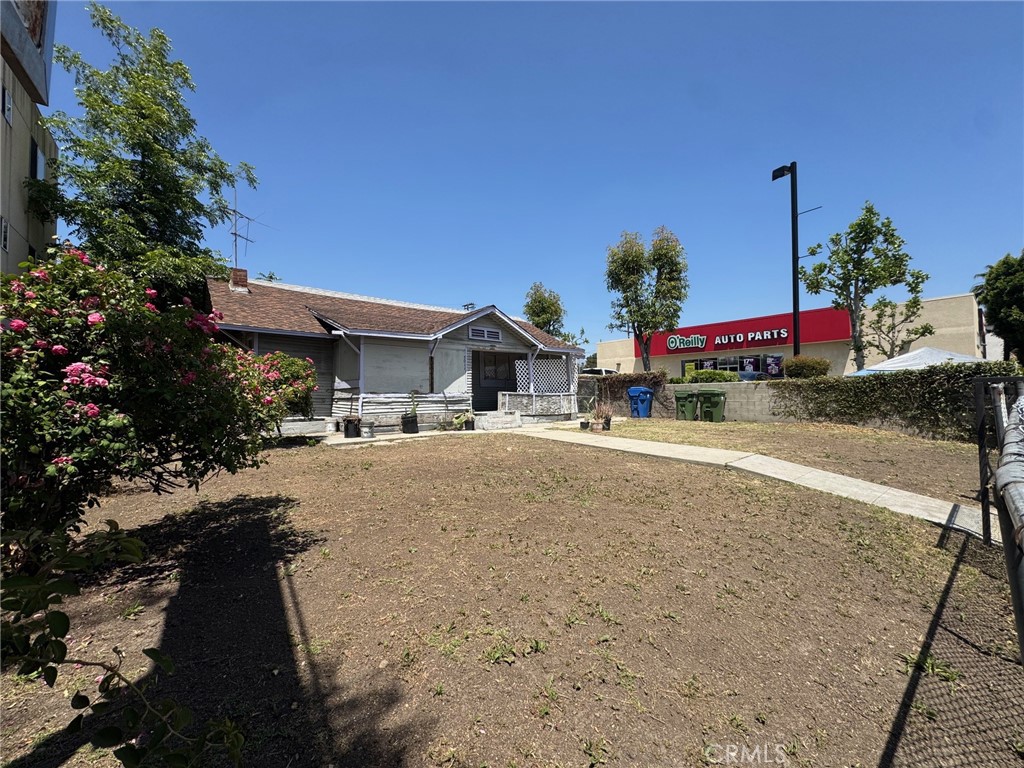 5077 Huntington N Property Photo 7