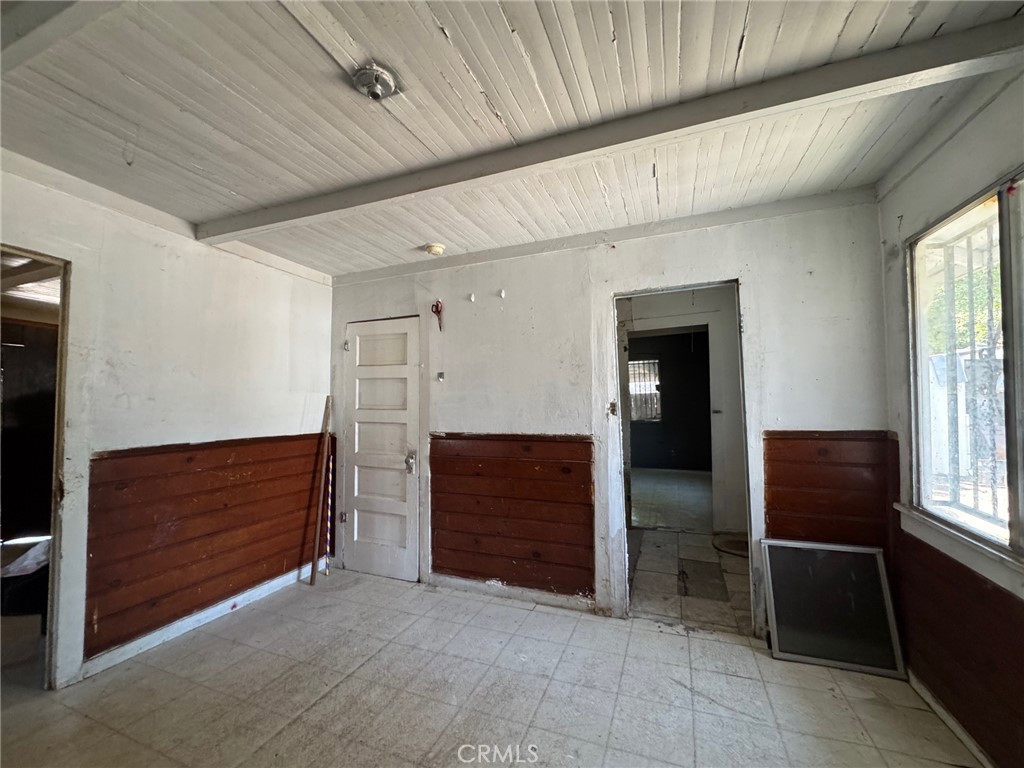 5077 Huntington N Property Photo 9