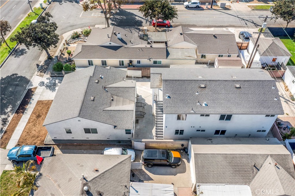6025 Bellflower Property Photo 4