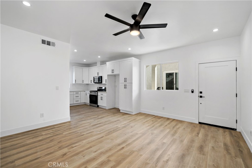 6025 Bellflower Property Photo 9