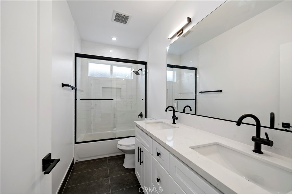 6025 Bellflower Property Photo 16