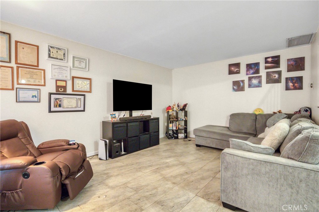 7300 Lennox J5 Property Photo 8