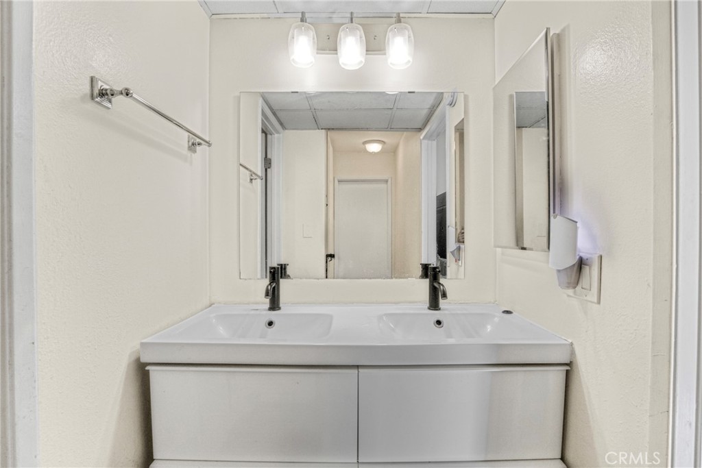 7300 Lennox J5 Property Photo 14