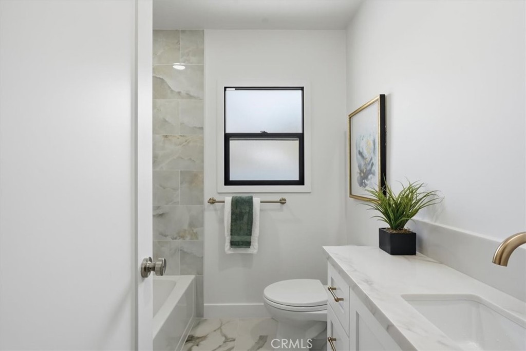 1814 N Studebaker Property Photo 7