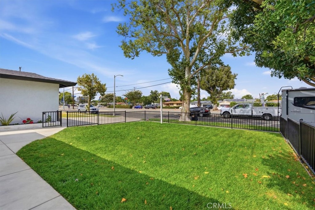 1814 N Studebaker Property Photo 31