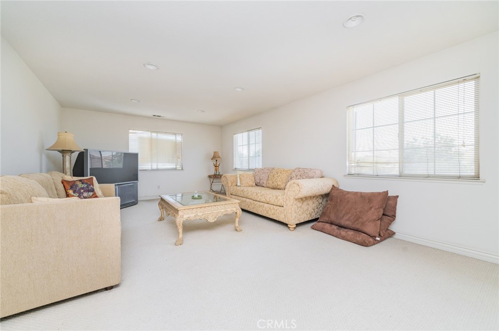 437 E Deerfield Property Photo 4