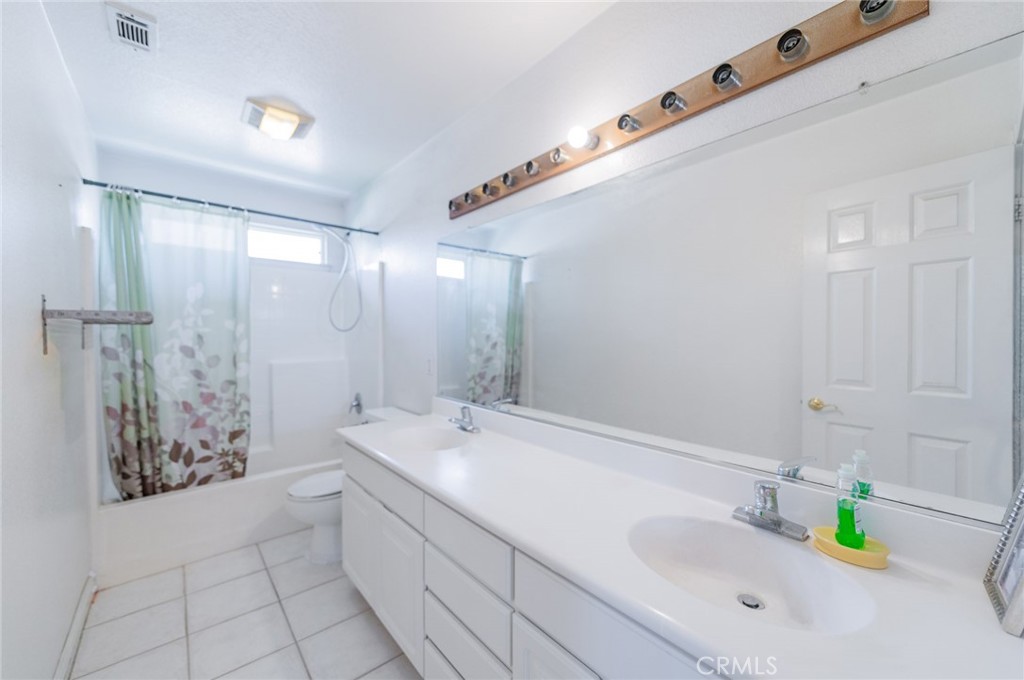 437 E Deerfield Property Photo 5