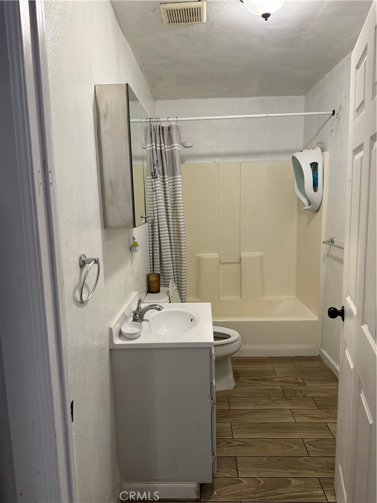 822 W 60th Property Photo 11