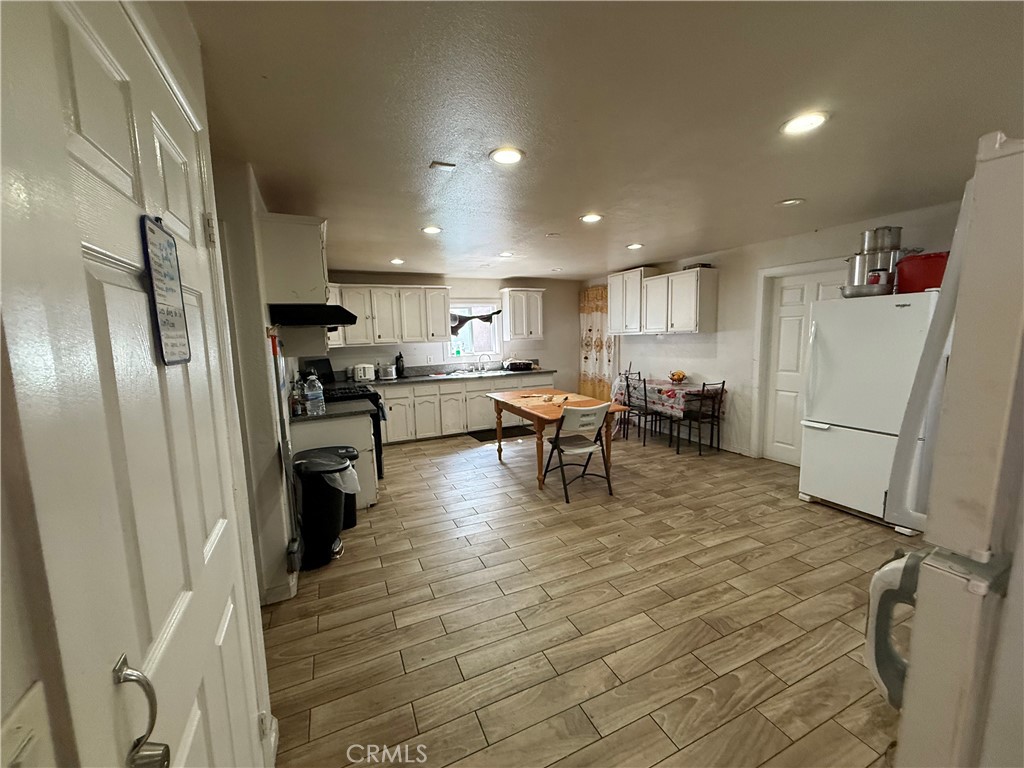 822 W 60th Property Photo 15