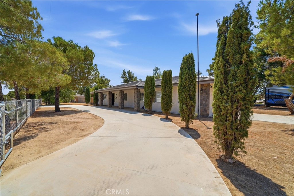 17041 Fairburn Property Photo 3