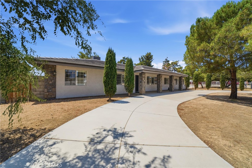 17041 Fairburn Property Photo 4