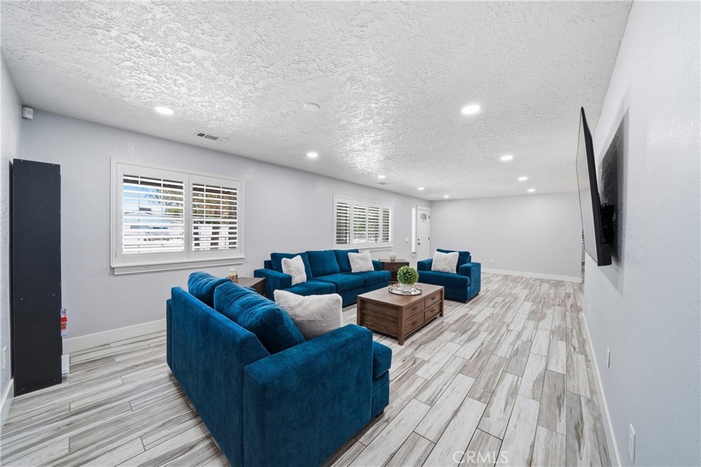 17041 Fairburn Property Photo 5