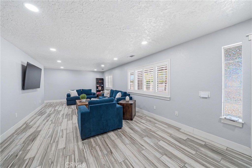 17041 Fairburn Property Photo 6